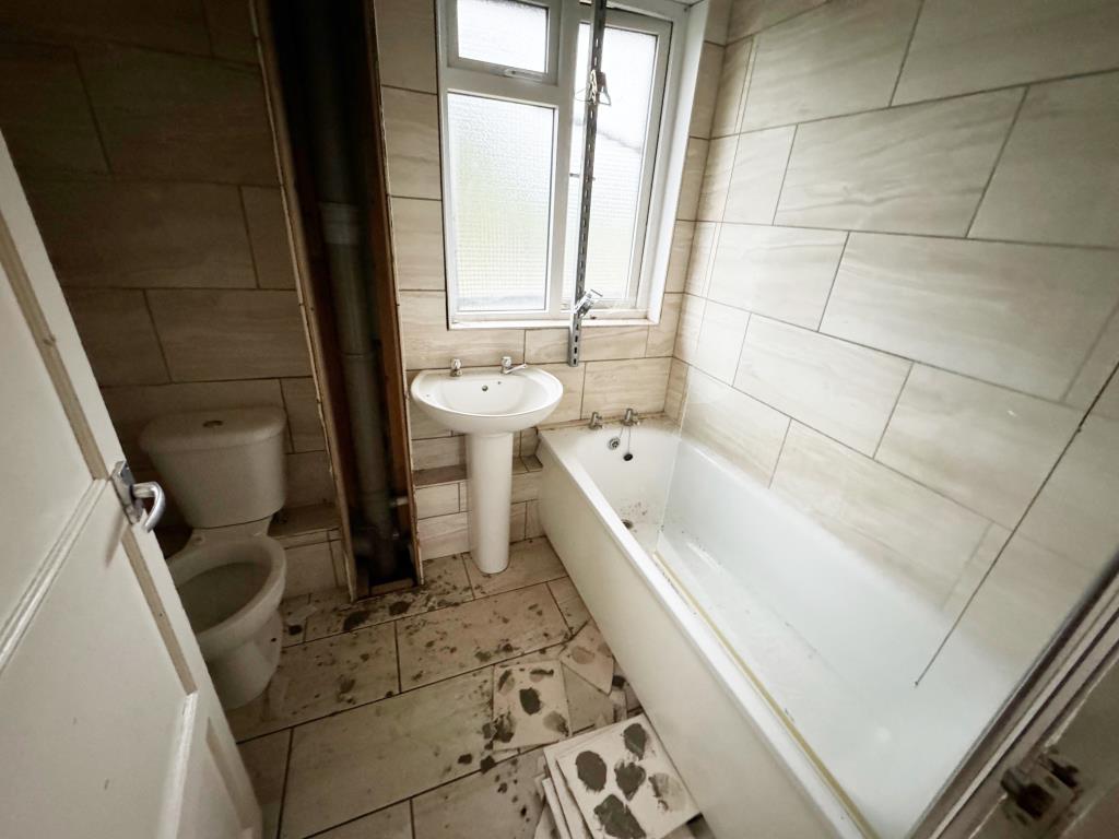 Lot: 93 - THREE-BEDROOM HOUSE FOR IMPROVEMENT AND REPAIR - Bathroom